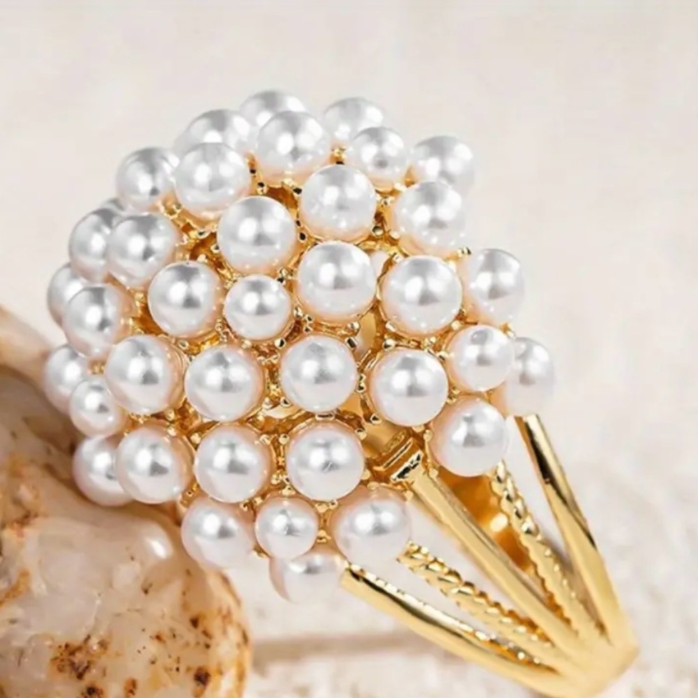 Luxurious Vintage Pearl and Gold Cluster Ring - Picture 2 of 3